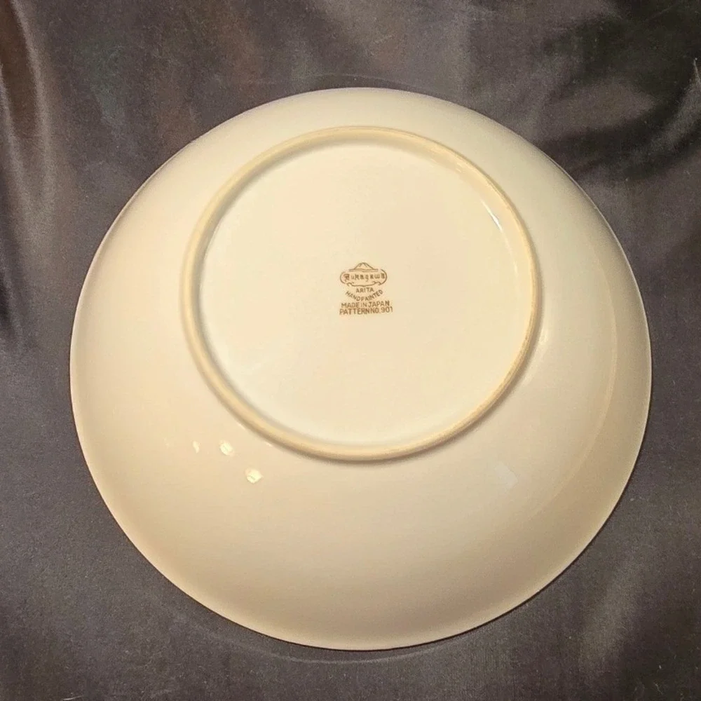 Fukagawa Arita Handpainted Porcelain Serving Bowl Pattern 901 Made in Japan Gold